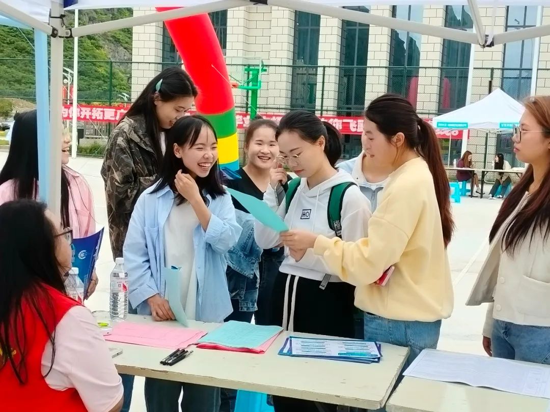 75康定中学高三学子最后一节晚自习下课,全校老师及学弟学妹们手持