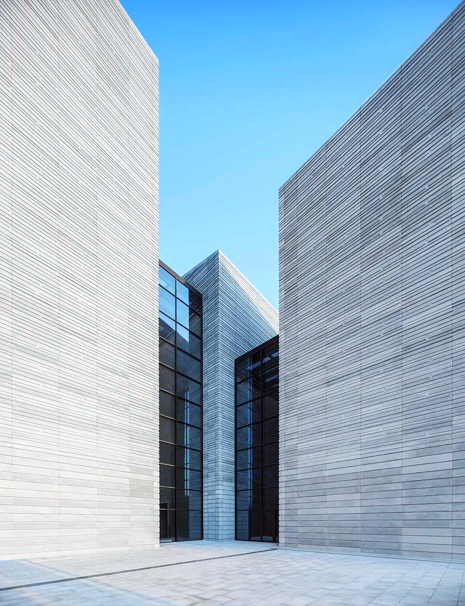 石材幕墙在现代建筑中的多样应用与优劣解析