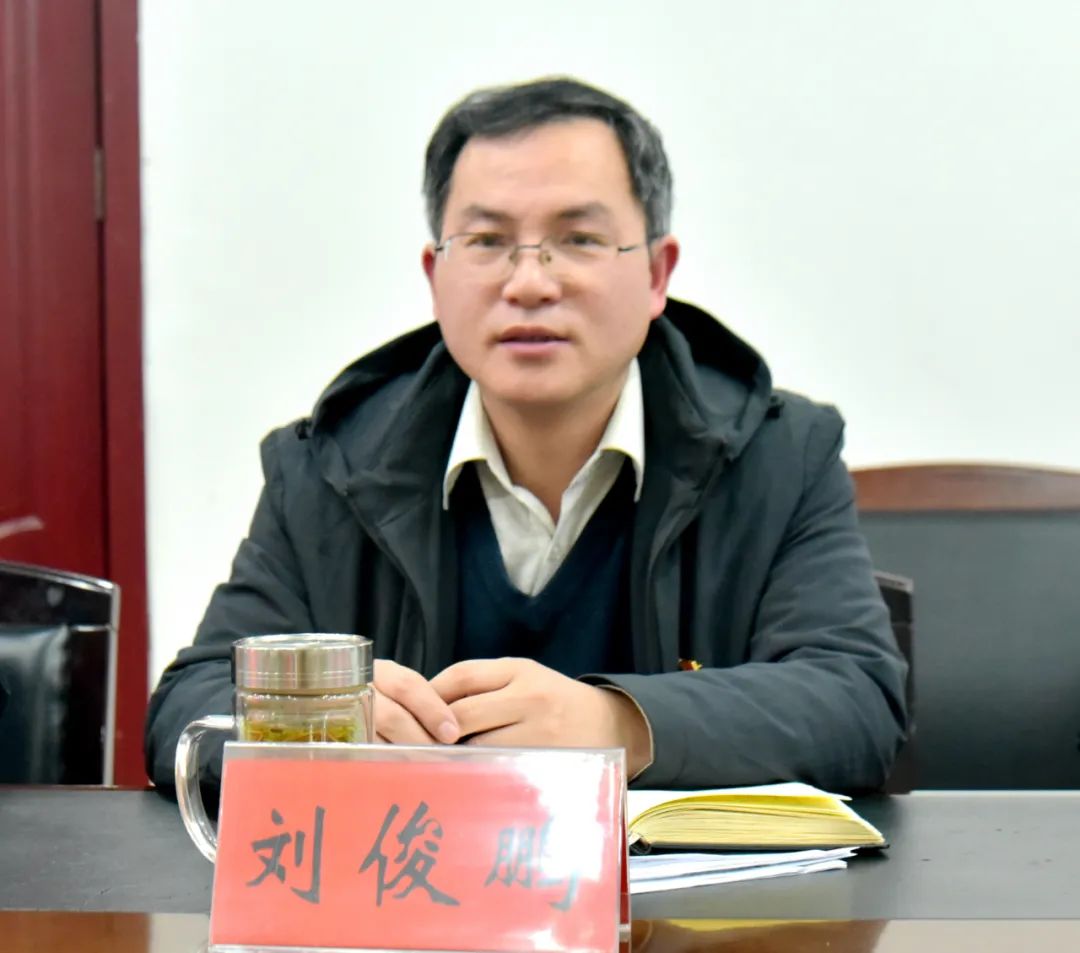 县委书记杨劭春参加指导城关镇党委班子民主生活会