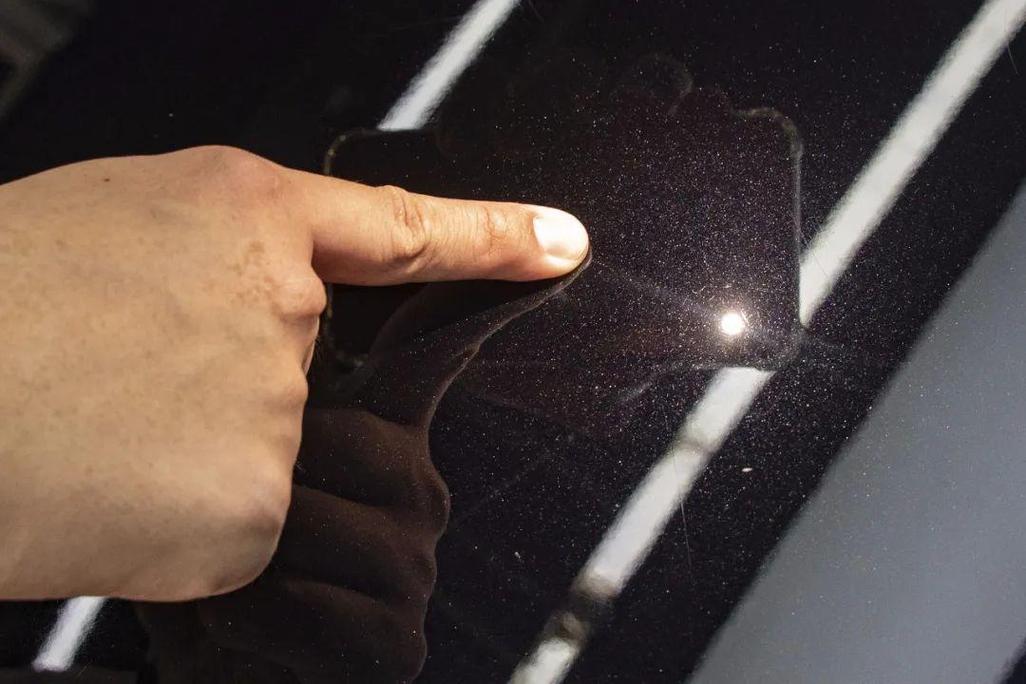 黑色车抛光后留下抛光划痕