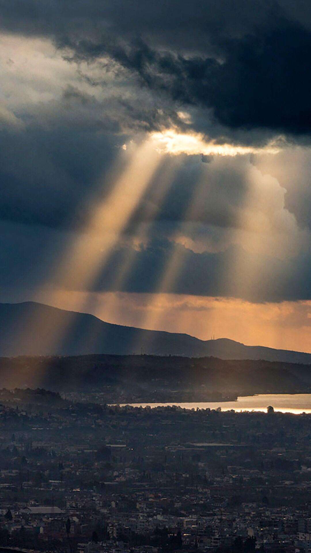 一束光线的命运!当关闭手电筒光源后,光线消失还是继续传播?