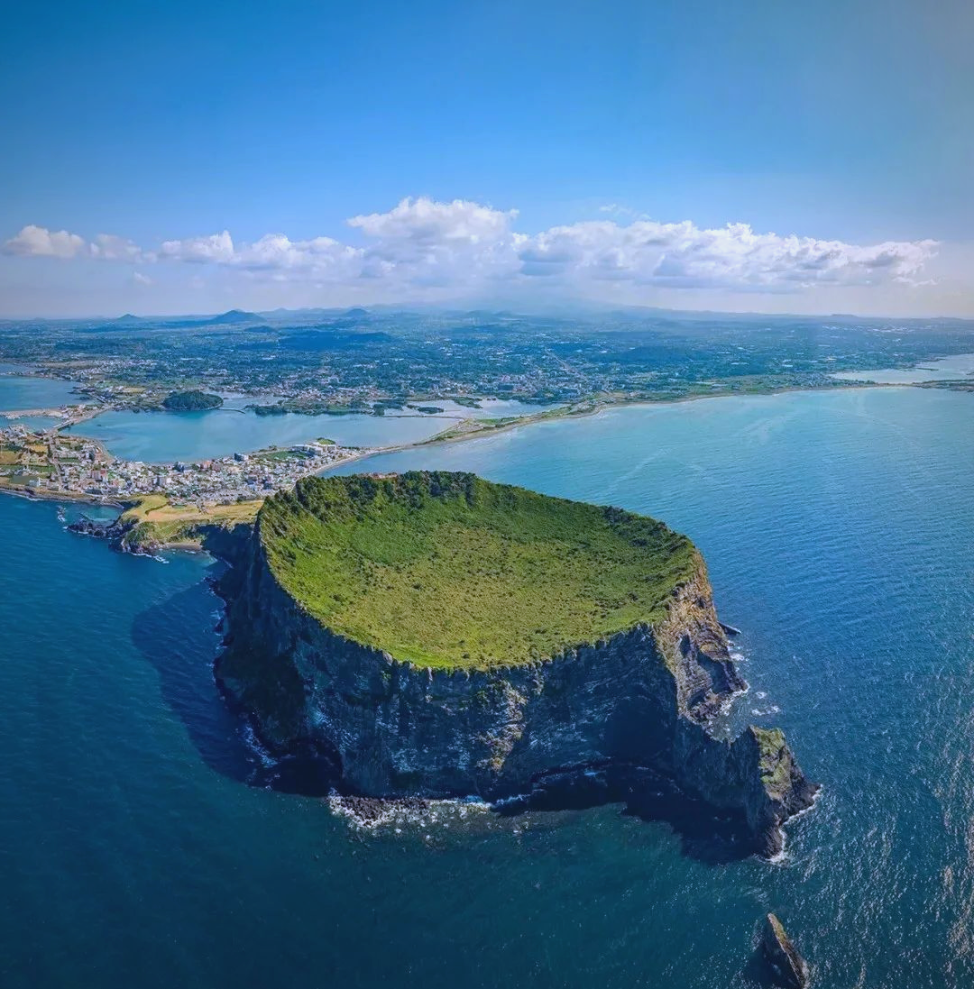 济州岛徒步旅行:探索韩国最高峰与海岸村落的奇妙之旅