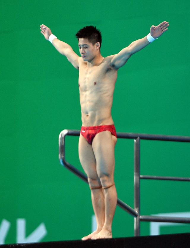 杨健征服世界最高难度动作 中国跳水男团长安鼎内"秀绝活"