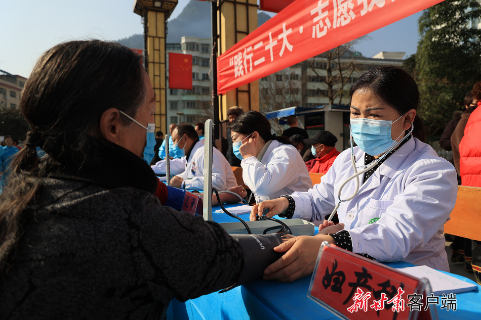 康县开展学雷锋志愿服务主题实践活动