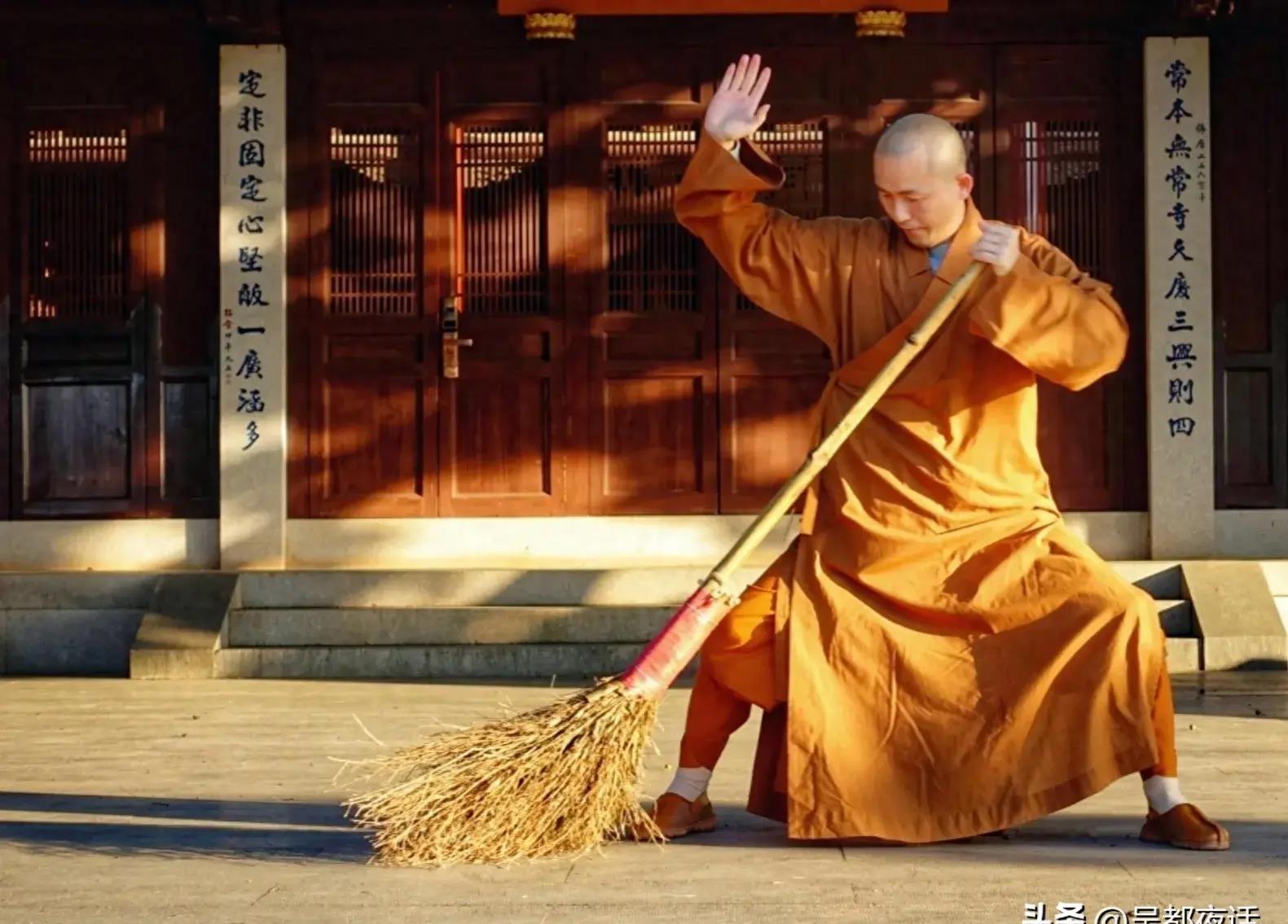 上联"扫地僧斯文扫地",虽然字面意思是指一个扫地僧人用斯文的方式