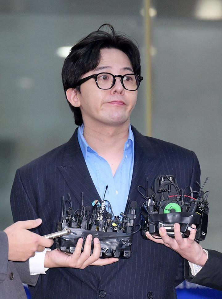 权志龙发文"事必归正",完成调查无怨言,镜头前颜值"太丑"?