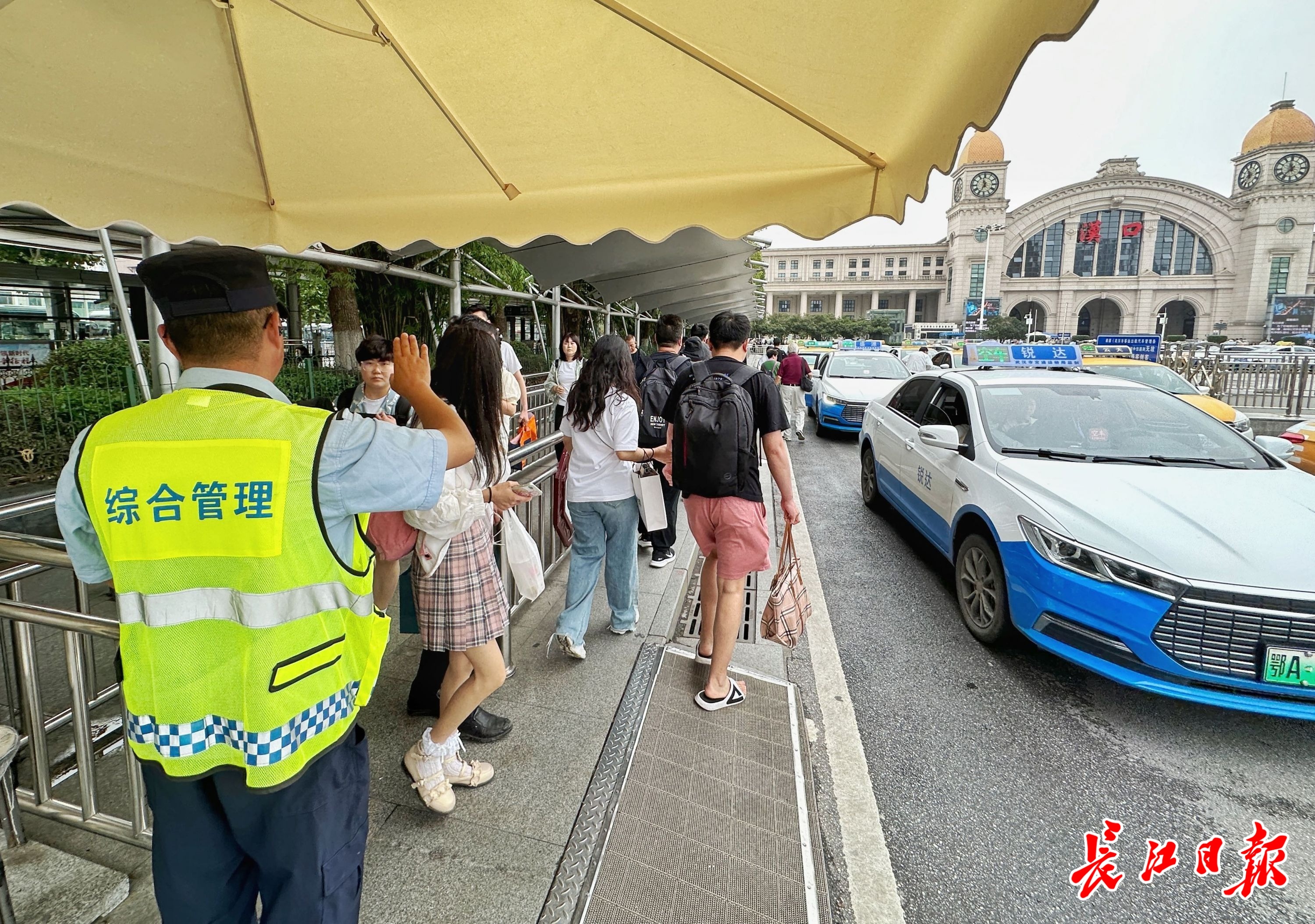 平均每40秒发出20辆车,节假日汉口站出租车候乘点高效运转