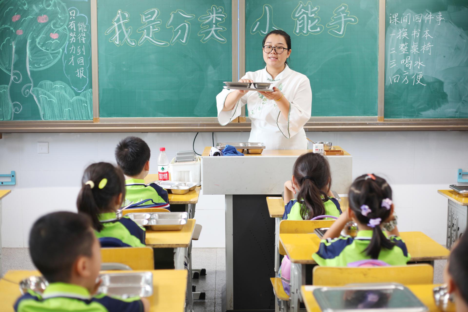 热闹非凡!长沙市天心区北塘小学一年级新生第一节劳动课开讲