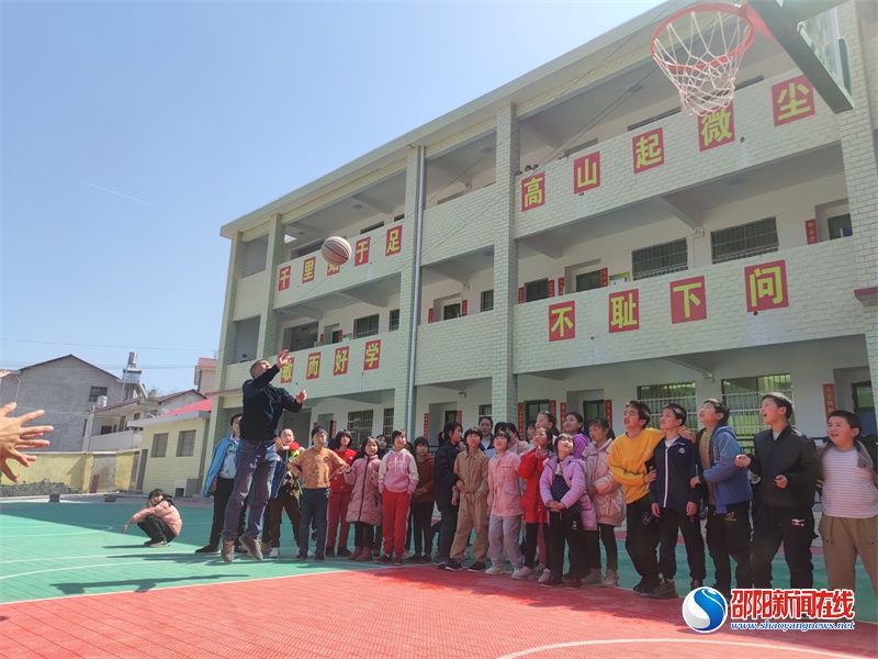 洞口县黄桥镇湖田小学举行趣味运动活动