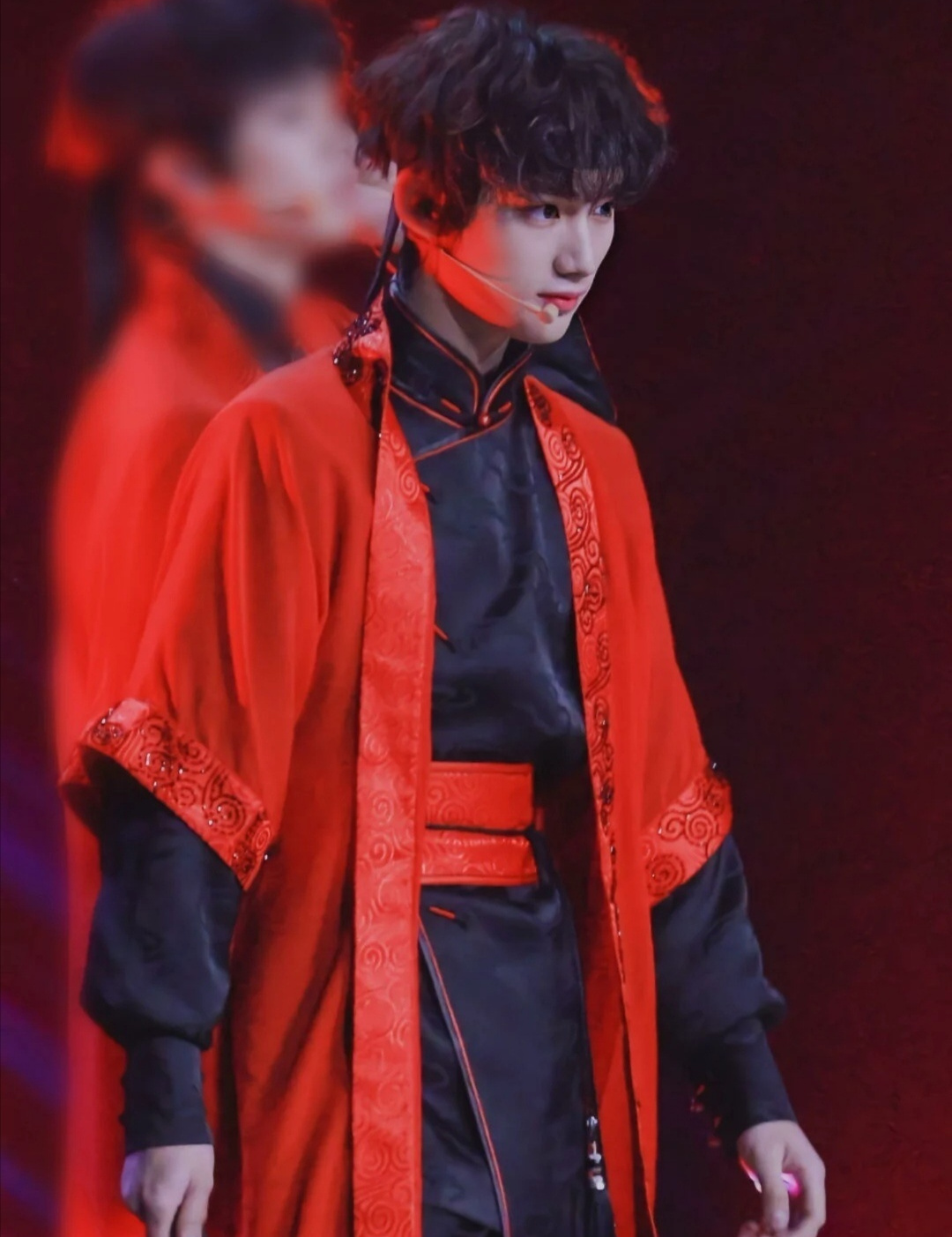 丁程鑫小小年纪便气度非凡,穿上古装温润如玉,不演古装剧可惜了