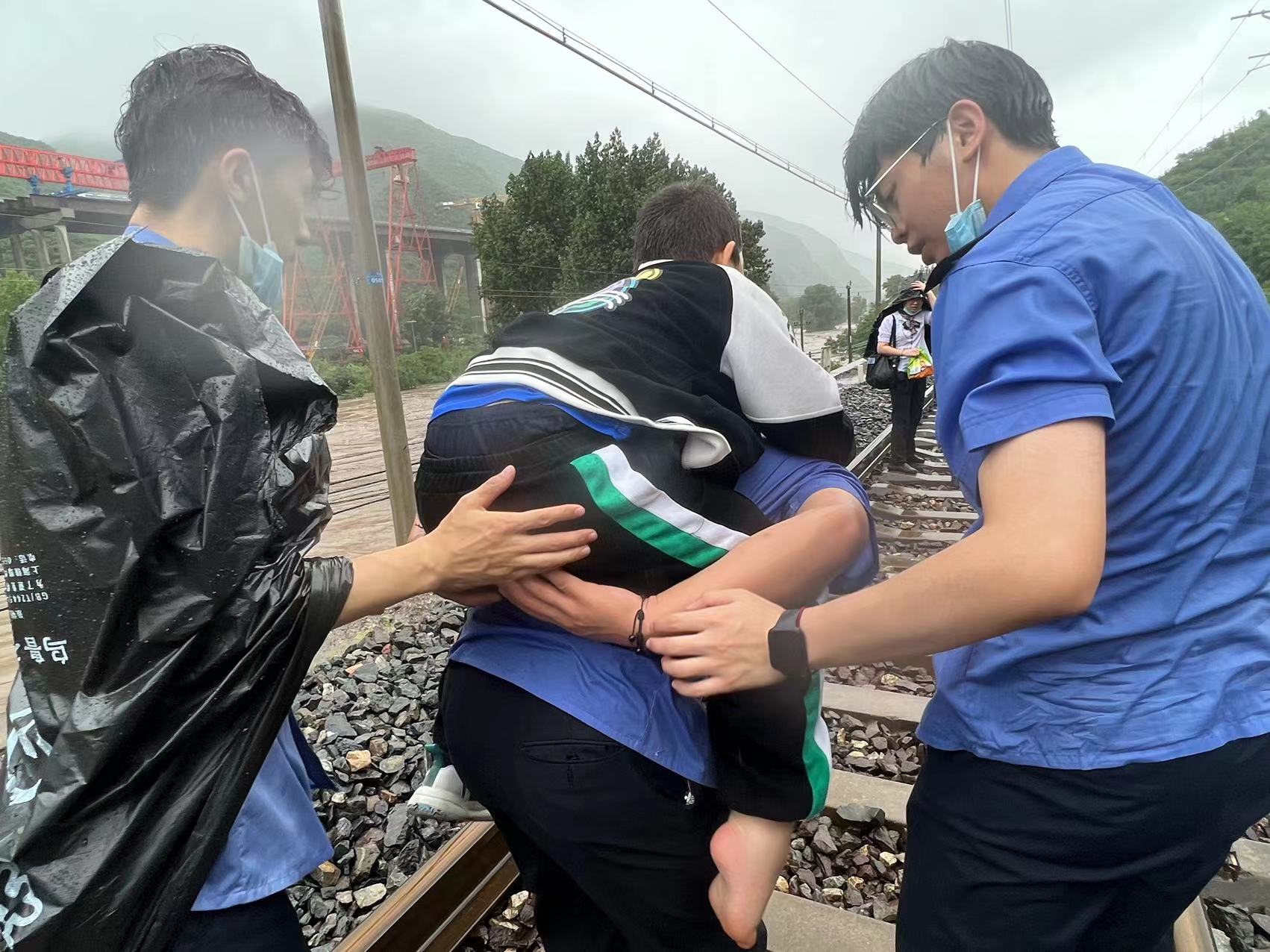 口述|z180次列车长:我们和913名乘客被困的四天三夜