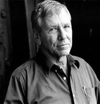 阿摩司·奥兹:你不记得一个又高又瘦戴眼镜有点心不在焉但非常礼貌的