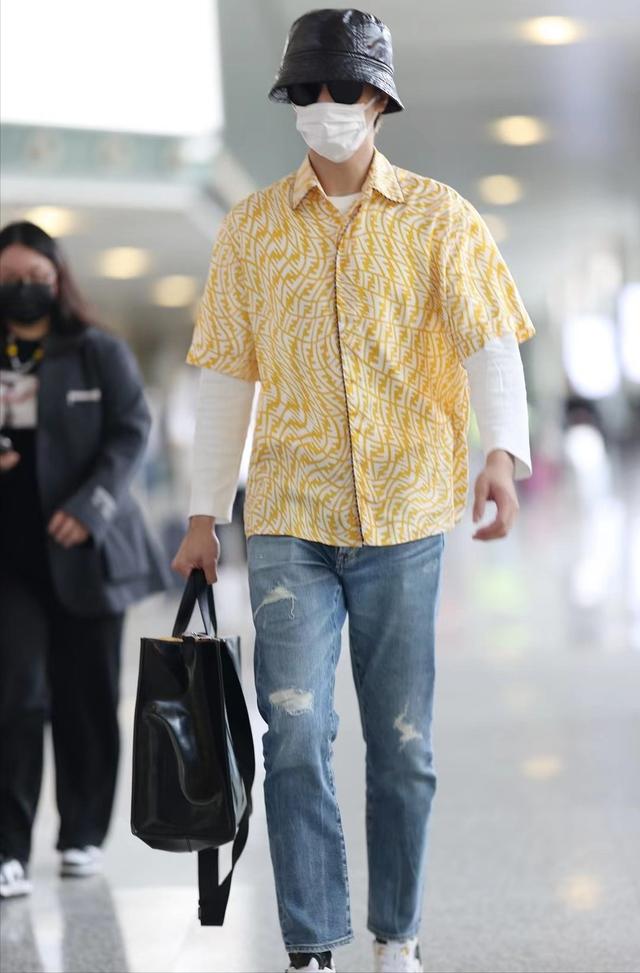 男生的夏日简约穿搭范本,衬衫t恤,叠穿尽显层次