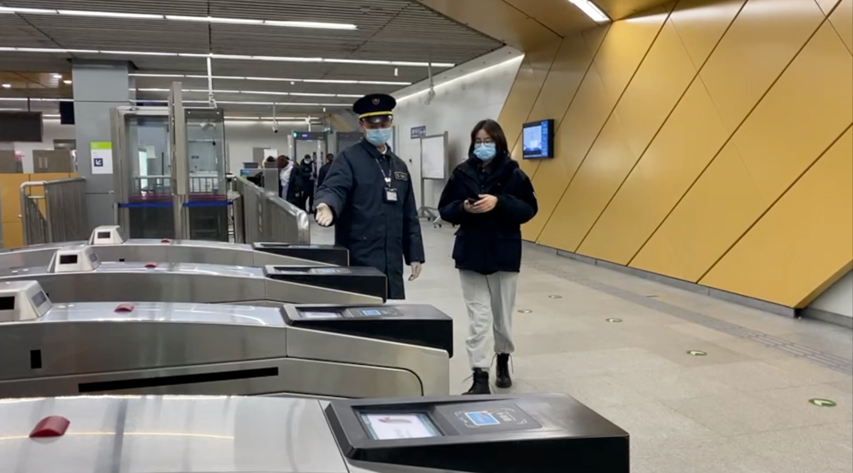 地铁天宫院站重开,不到1分钟迎来首位乘客