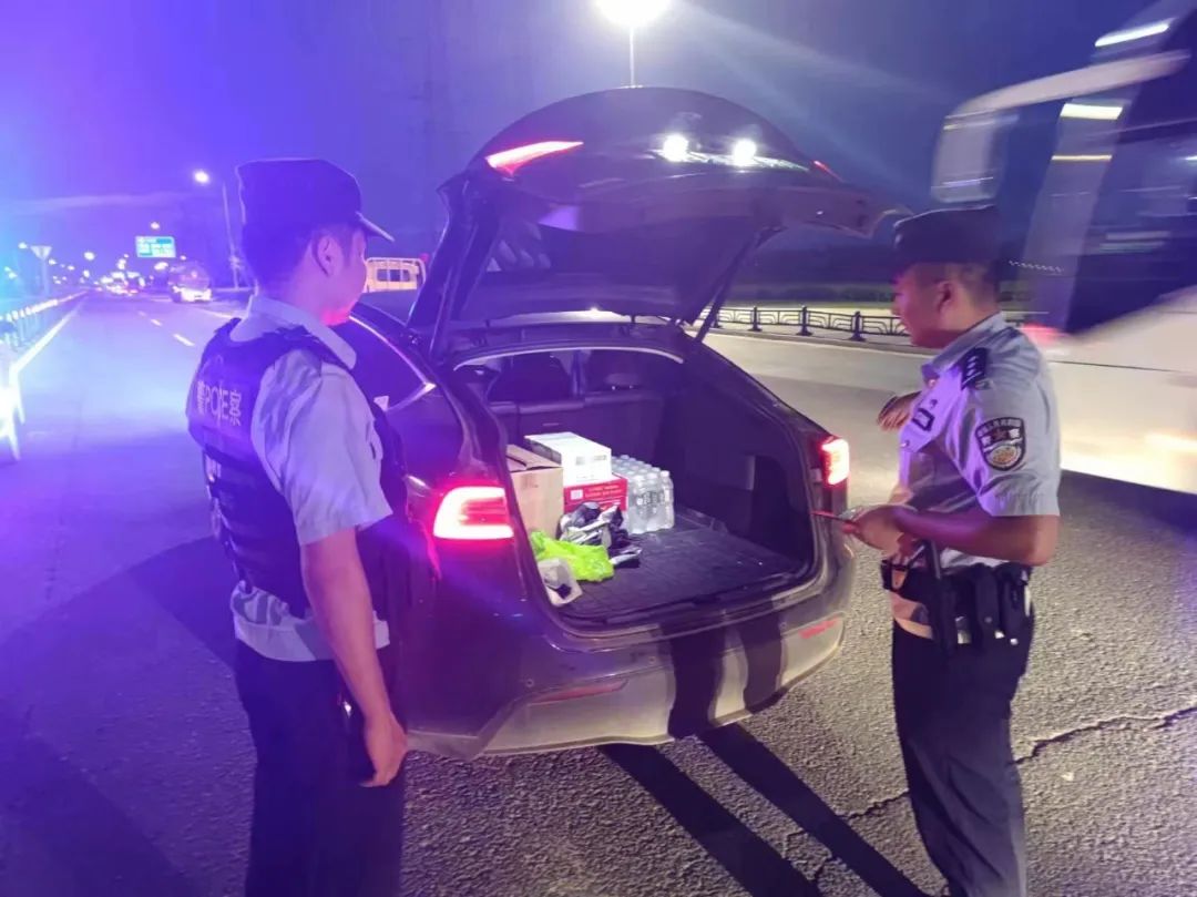 广大民警辅警联合社会治安防控力量深入公园,广场等地开展安全防范