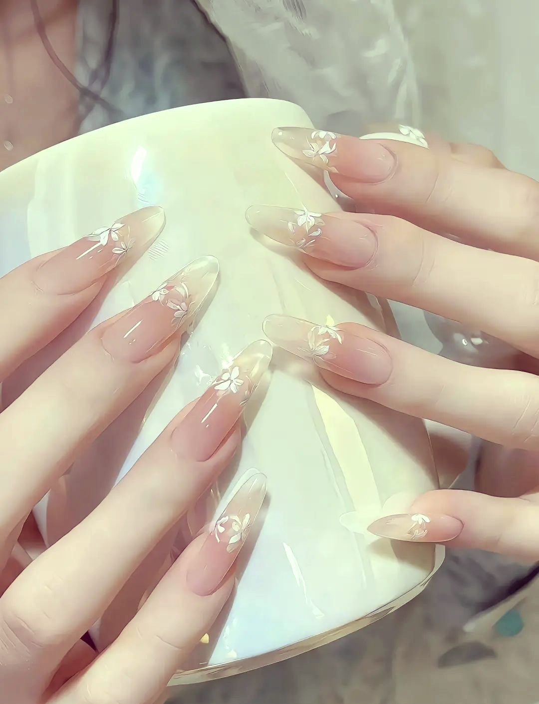 2024年裸色美甲潮流:修长指甲与显白肤色的完美结合