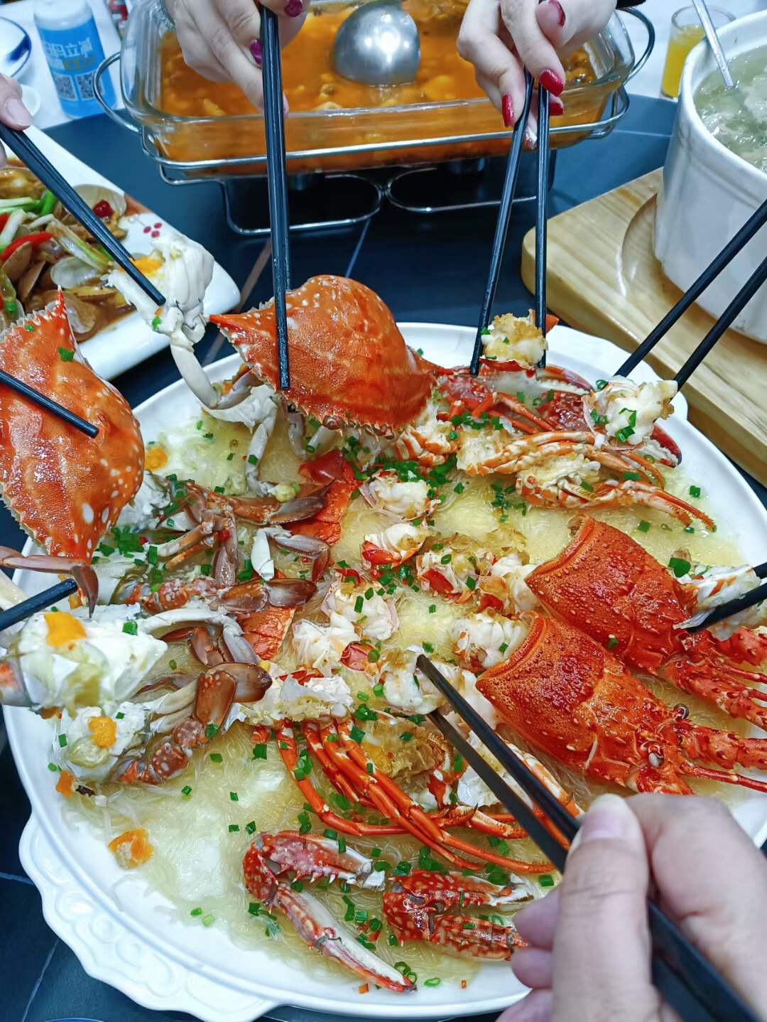今年去这家吃年夜饭,龙虾鲍鱼螃蟹全都有,一桌不到2000元