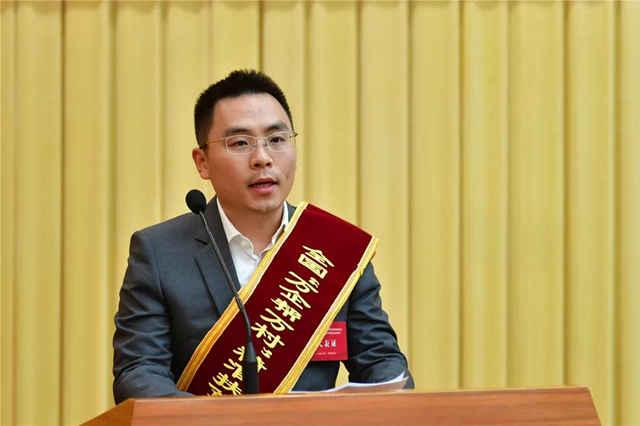 乡村振兴青年先锋|郑金龙:这是一个关于巴旦木,红枣和玫瑰花的故事