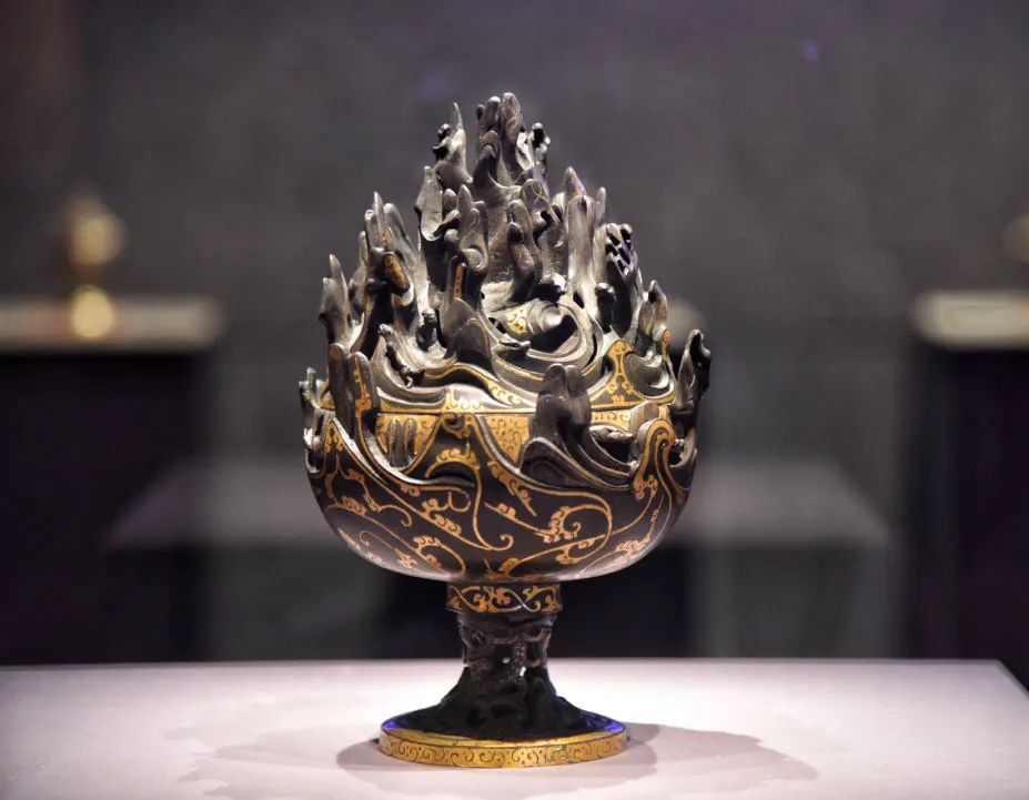 博山炉的鼻祖错金博山炉"长信宫灯"图形印最引人注目的是它巧妙的环保