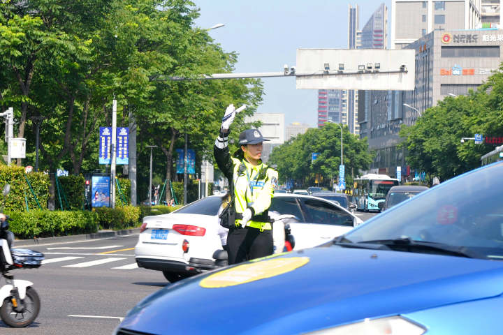 宁波不服"暑"的女铁骑用汗水保道路顺畅