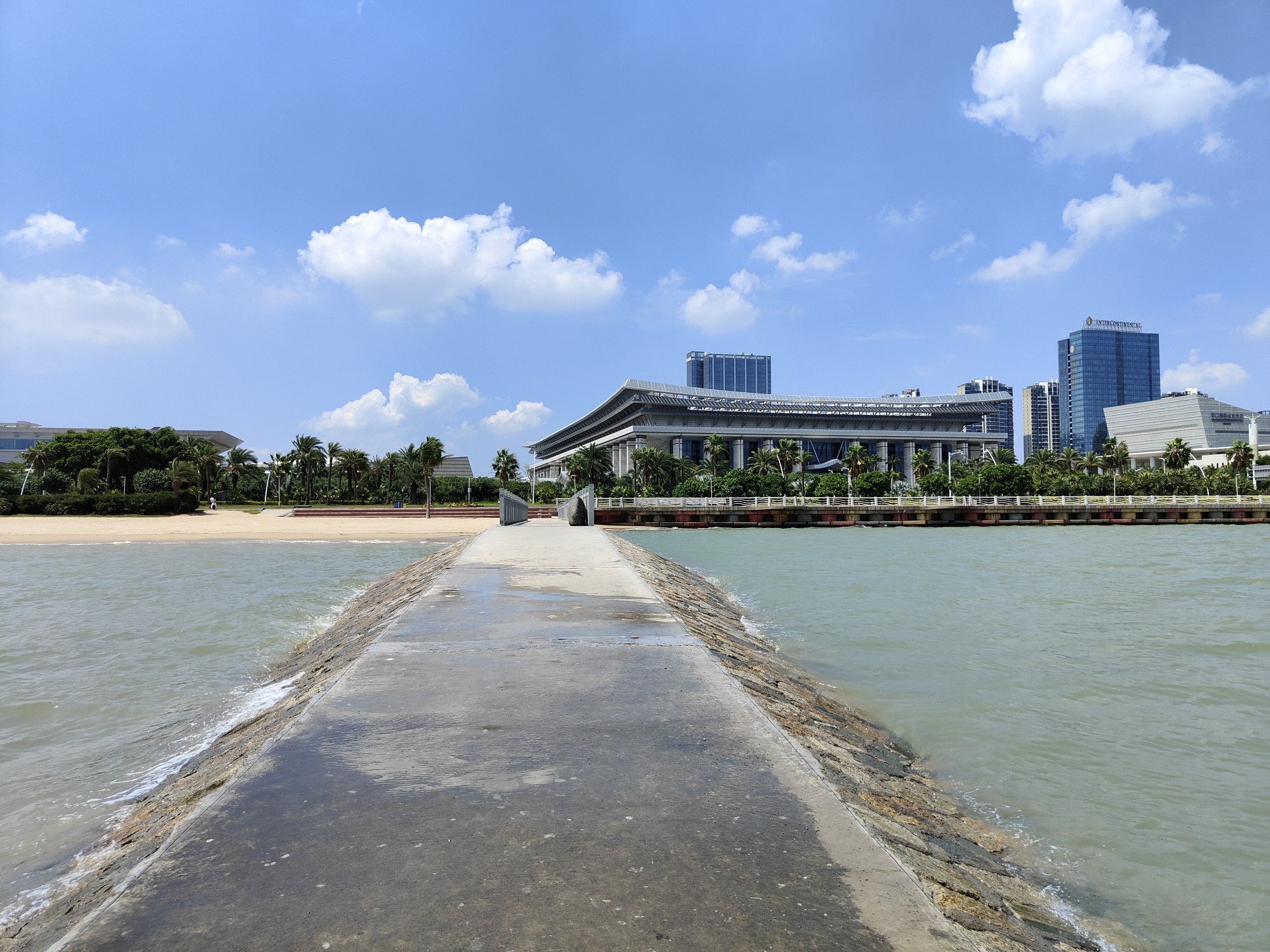 厦门会展中心高楼林立,海景绝佳