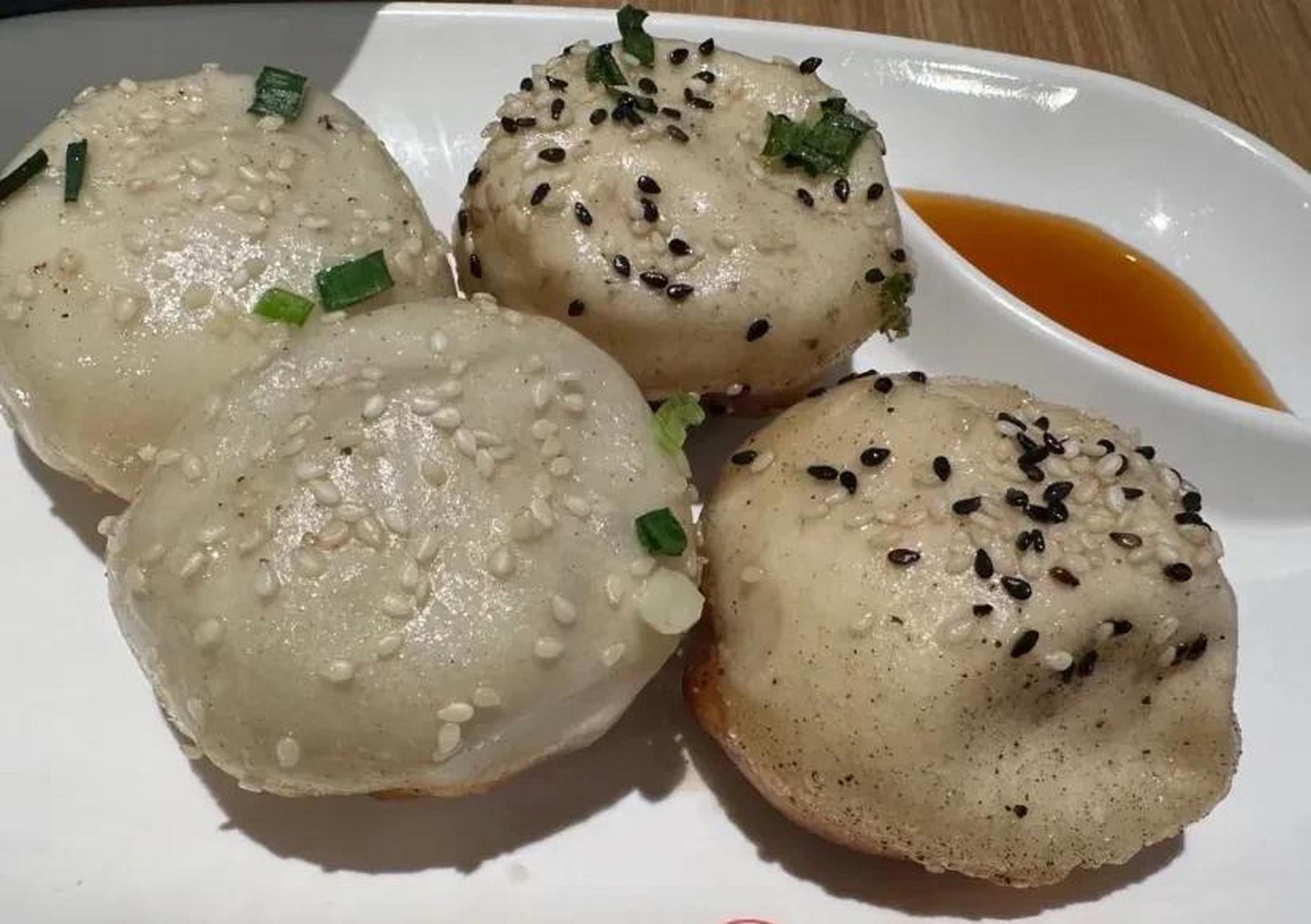 第一张图片是在人均gdp18万的上海,早餐在连锁快餐店小杨生煎点一份