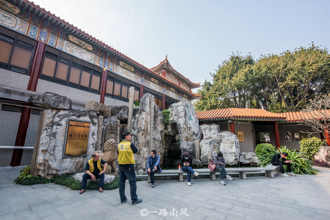 广州芳村隐藏一座黄大仙祠,外地游客不多,但里面很热闹