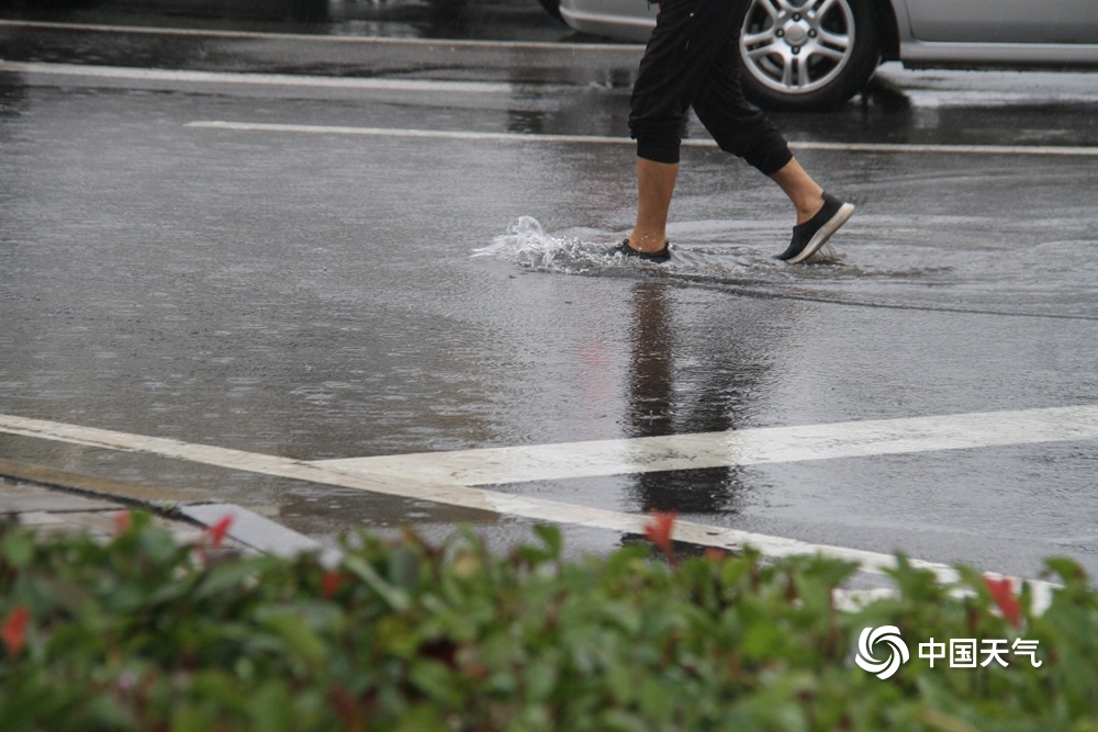 山東威海出現明顯降雨 部分道路積水不利交通出行