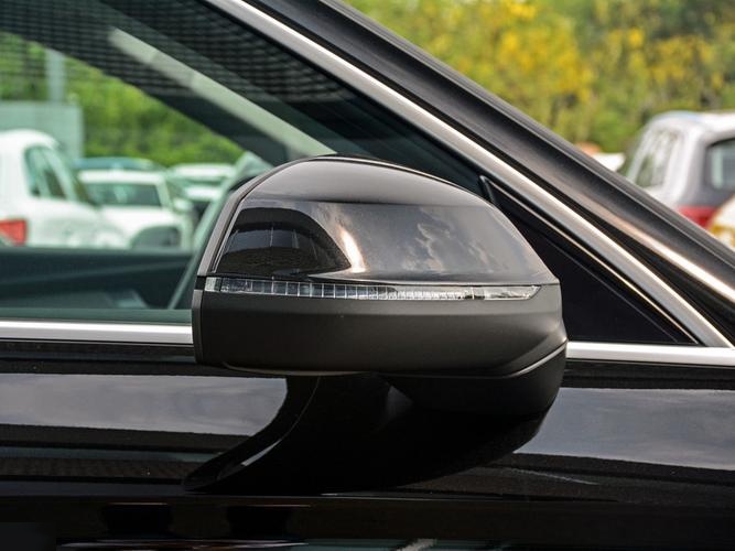 以下是关于奥迪q5及其衍生车型q5l后视镜镜片与反光镜壳的拆卸步骤:1.