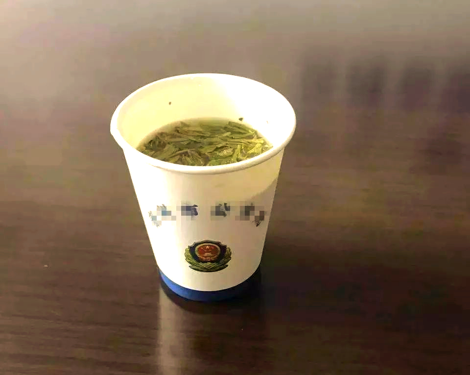 然而,喝茶时难免会遇到一个问题:茶渣有时会不小心进入口中