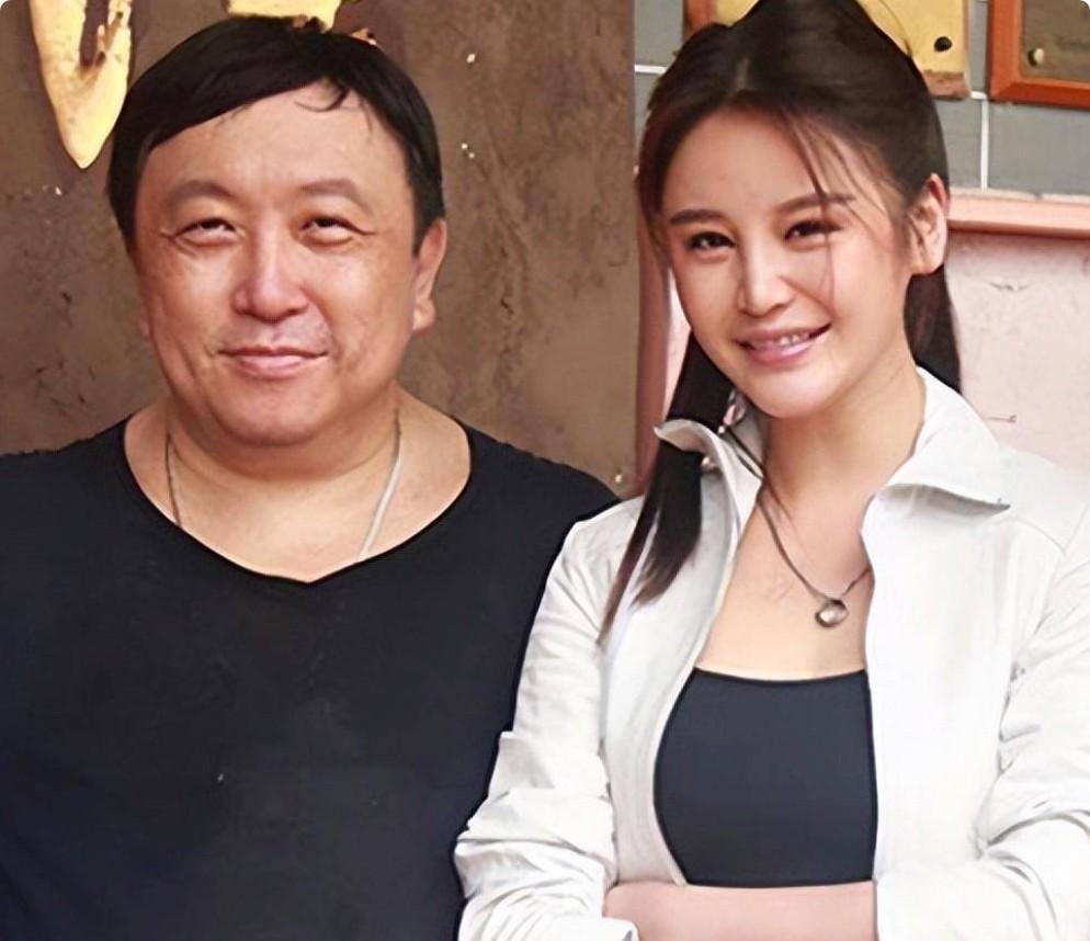 女星邱意浓和王晶再同框,搭肩膀比耶不避嫌,已拿男方9部资源