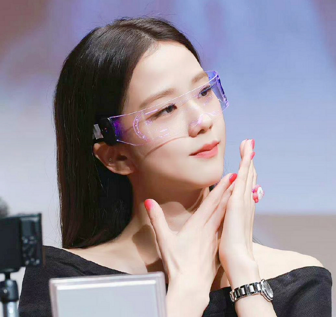 金智秀眼镜造型尽显,清纯灵动又可爱.可惜这么美的脸不在团里