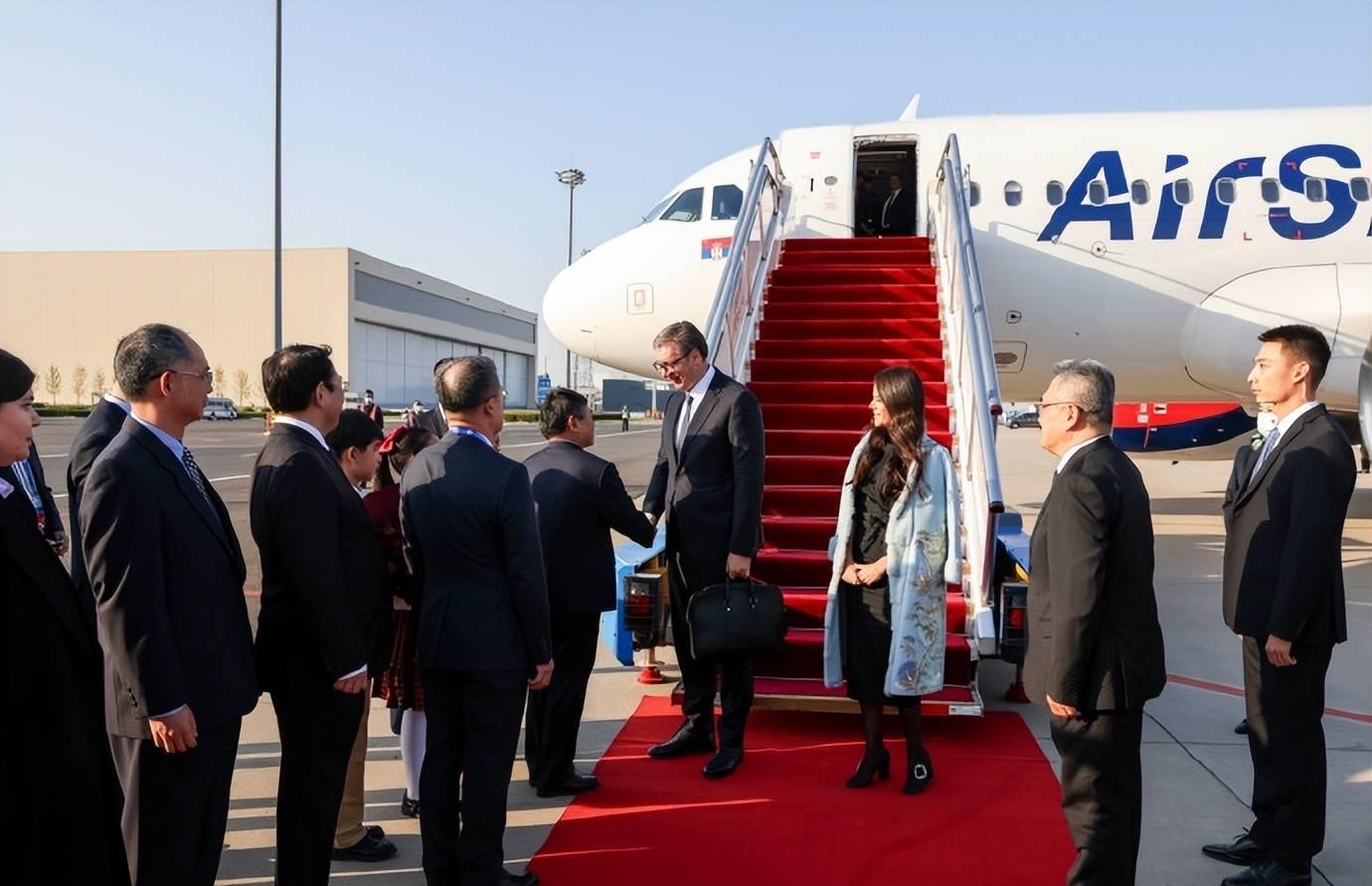 闪耀登场!塞尔维亚第一夫人惊艳亮相,令人目眩神迷!