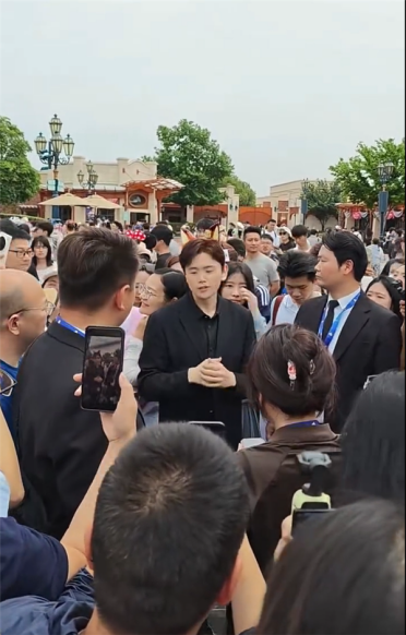 豪掷八千万团建！追觅科技全体员工抵达迪士尼 CEO俞浩现身戴玩偶发箍迎接
