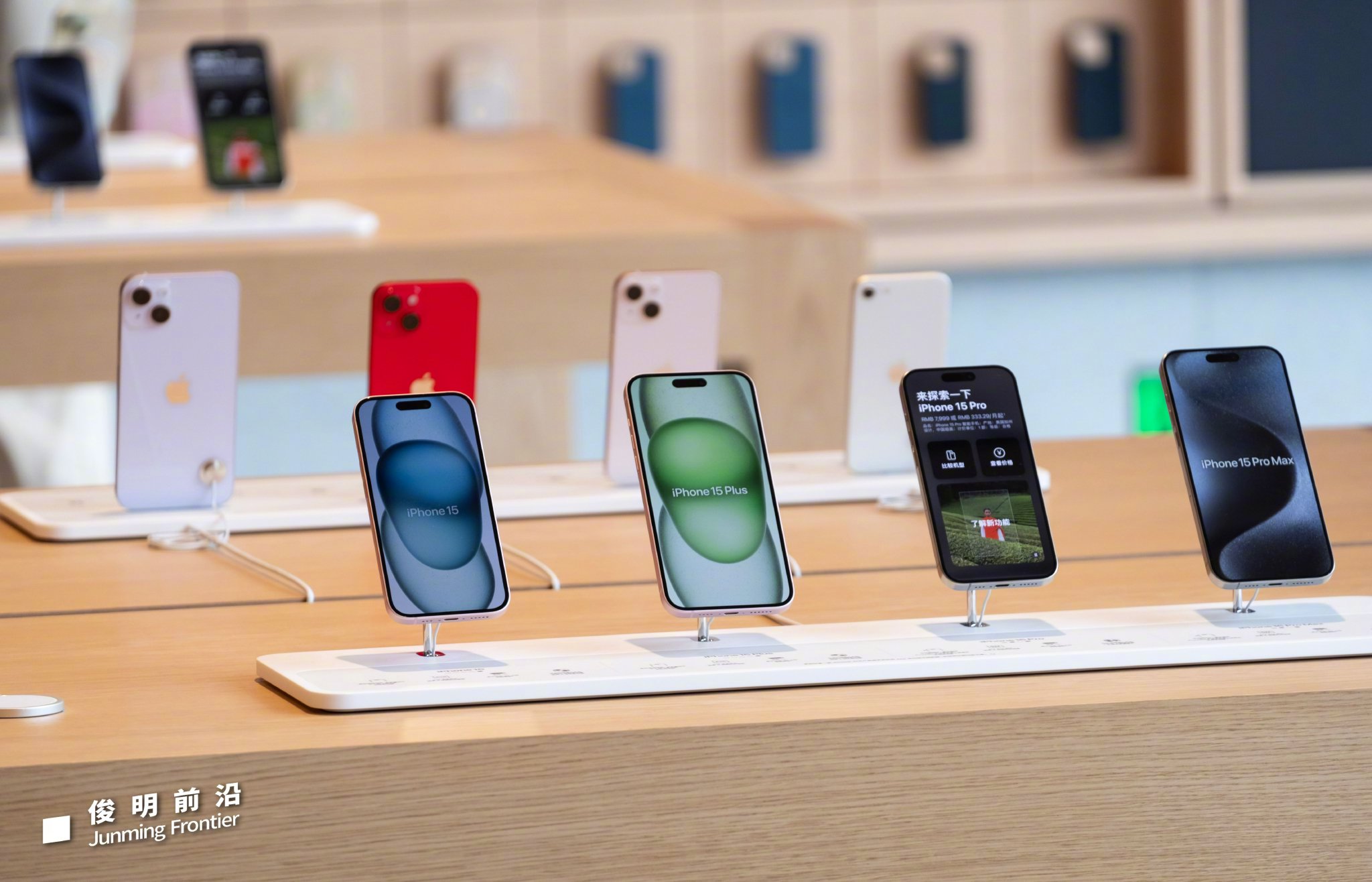 再来一组apple上海静安零售店产品展示区的特写