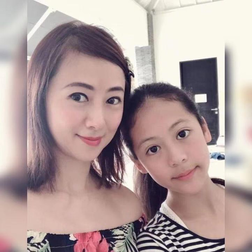 翁虹13岁女儿"美若天仙",撞脸阿娇被赞高颜值,网友:基因强大
