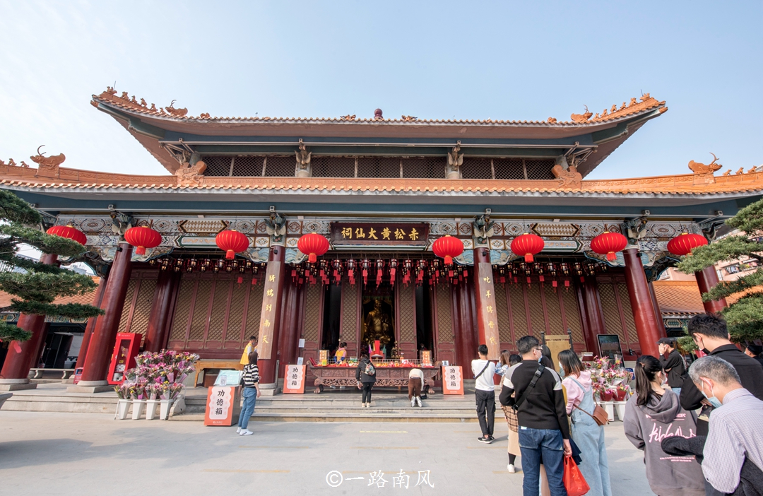 广州芳村隐藏一座黄大仙祠,外地游客不多,但里面很热闹