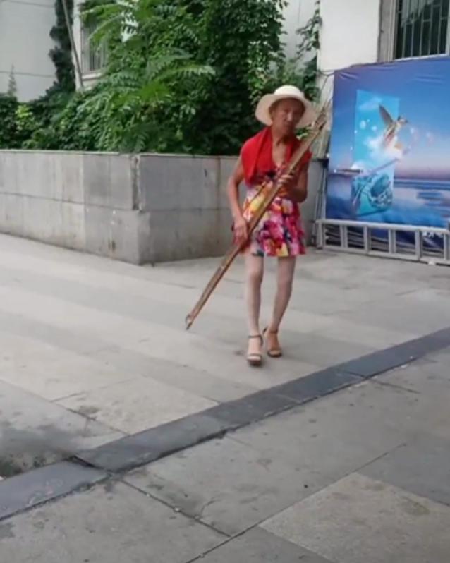 真正的女装大佬!陕西大爷穿女裙引议论,"打扮比他老婆还前卫"