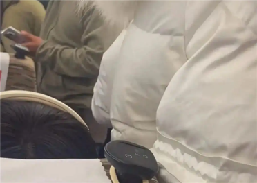 列车因超员滞留半小时！广播喊话无票人员下车：12306回应