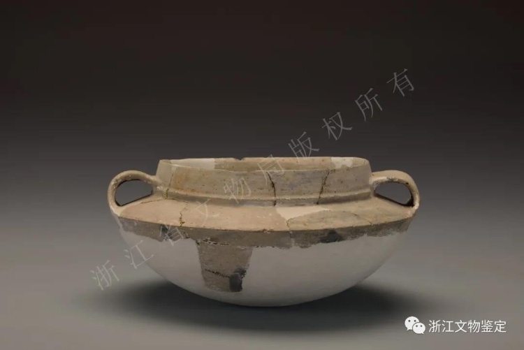 每日一见|跨湖桥文化双耳扁腹灰陶罐