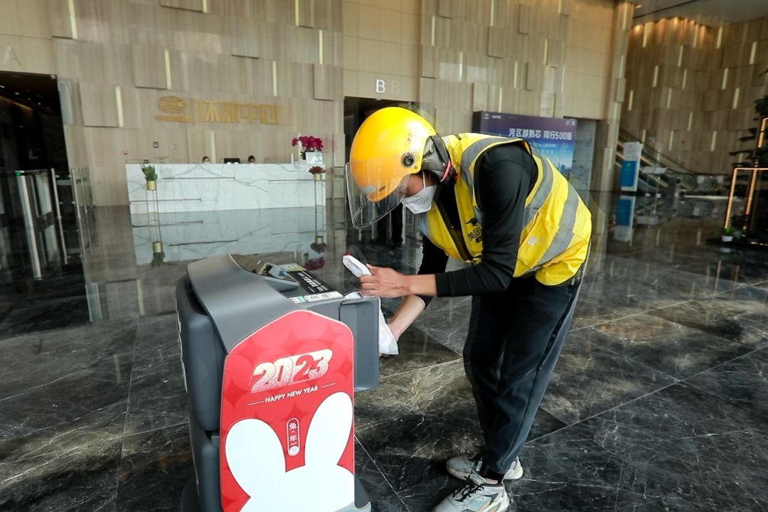 打通最后100米!外卖机器人亮相广州南沙中铁建环球中心