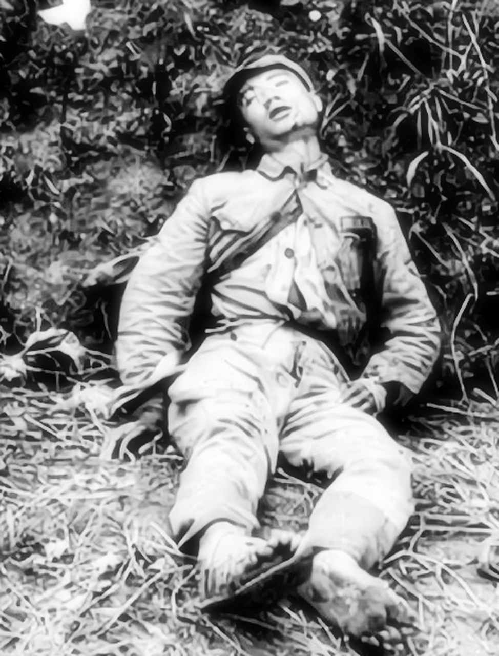 1938年,徐州会战,川军青年战士牺牲后留影!