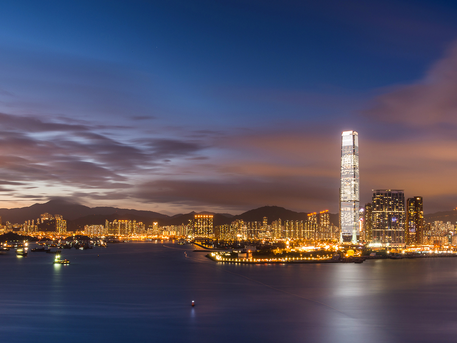 世界三大夜景是:香港维多利亚港,日本函馆,意大利那不勒斯