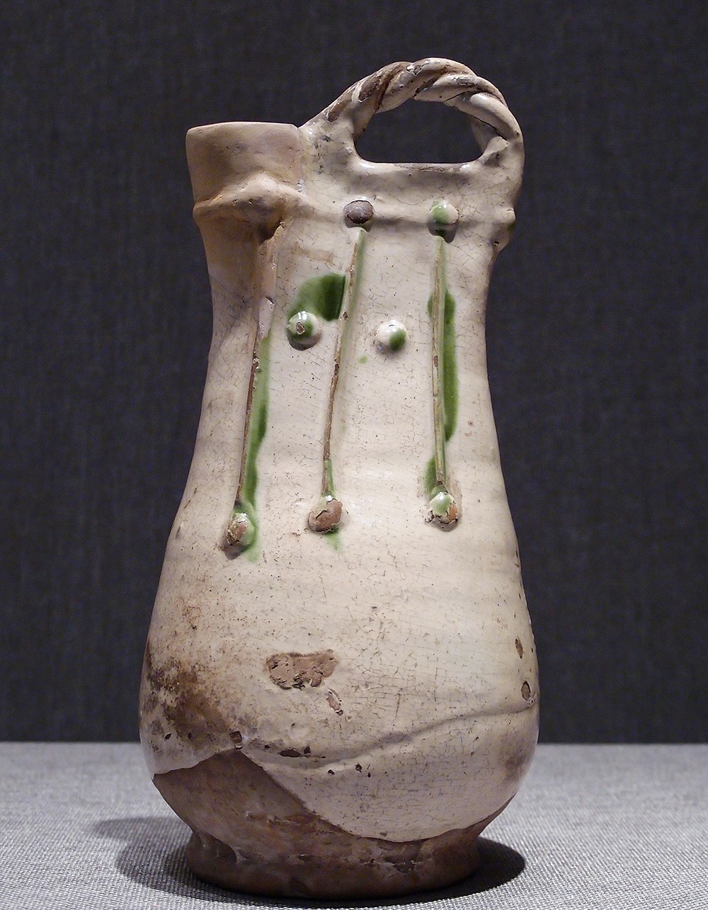 禁止出境文物之"白釉绿彩长颈瓶"