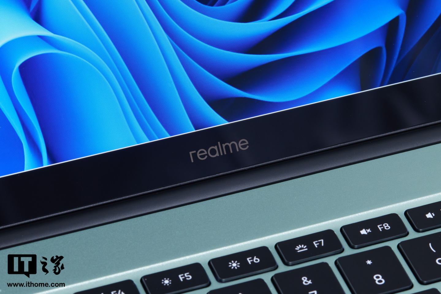 「it之家开箱」realme book 增强版笔记本天空青色图赏