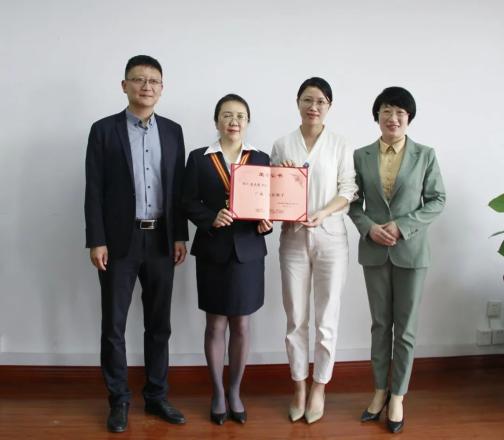 致敬榜样 争当先进丨桂林市妇联开展送奖到基层活动