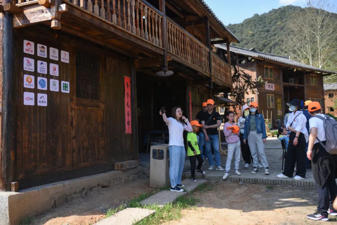 植树节,花开岭公益实践基地迎来第一家挂牌企业