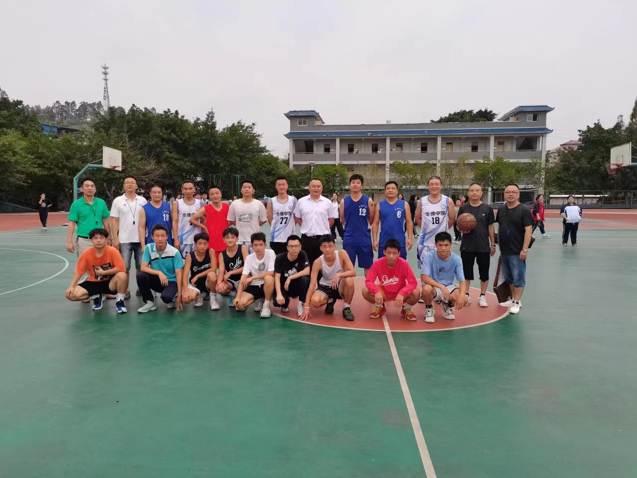 以篮球为媒 融师生情谊自贡市牛佛中学校举行迎"双节"师生篮球赛