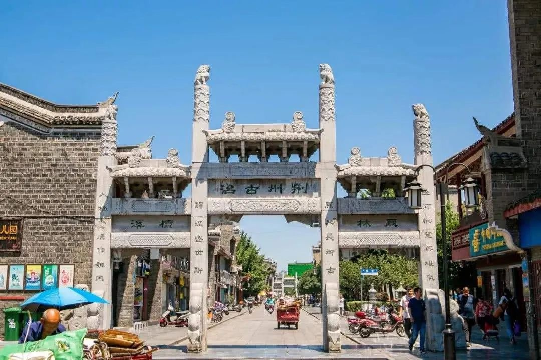 董有华:襄阳北街牌坊的刻字人