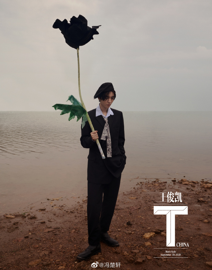 王俊凯《t》9月刊「男装时尚」内页大片释出 少年烟雨朦胧中写意青春